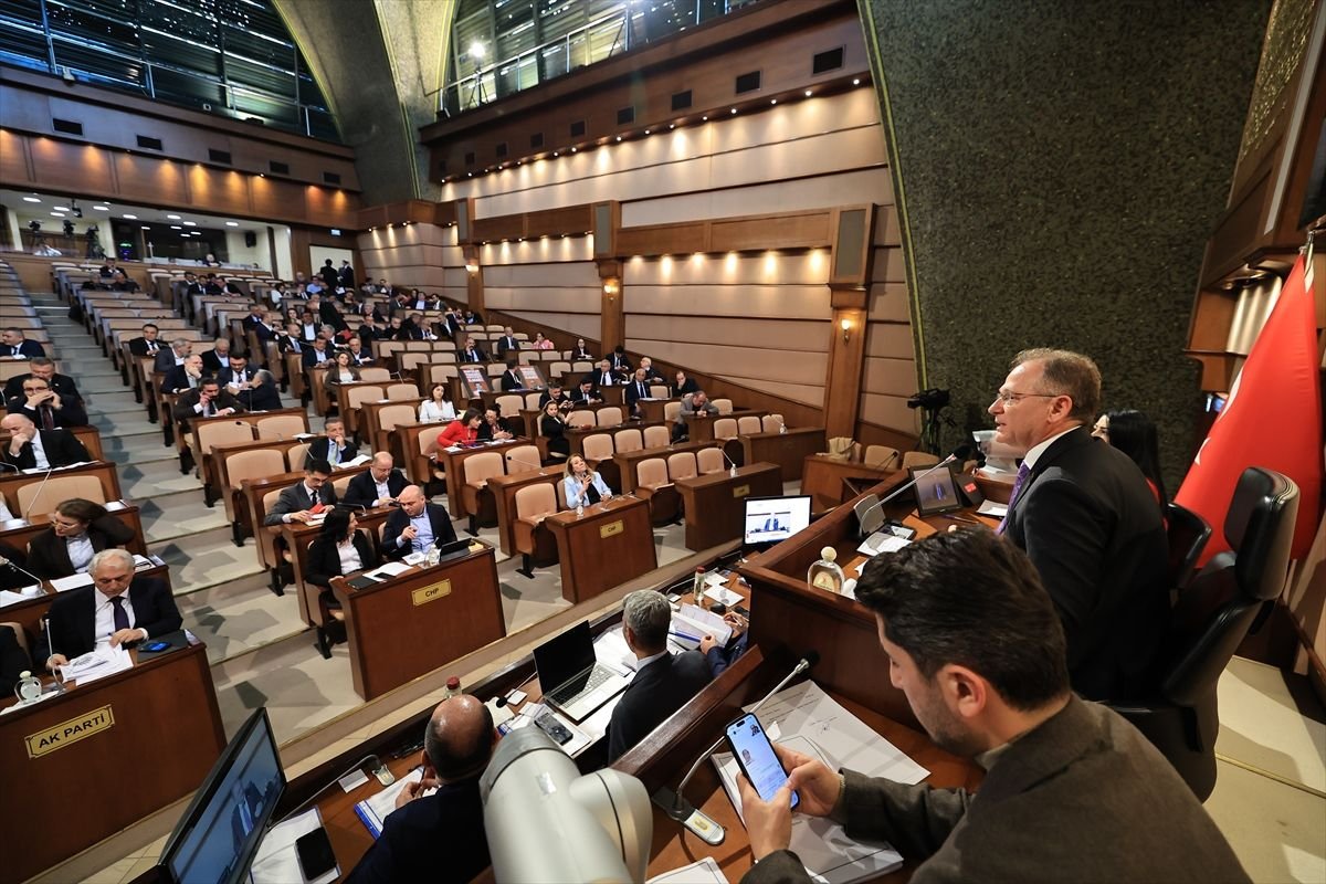 İBB Meclisinde "İmamoğlu çıkar amaçlı suç örgütü" davasının iddianamesi konuşuldu