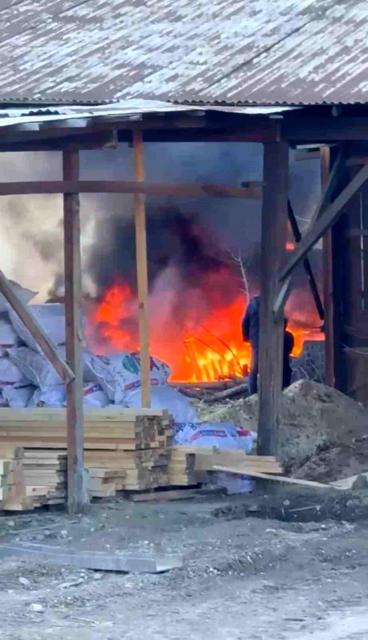 Çöp konteynerlerinde çıkan yangın korkuttu