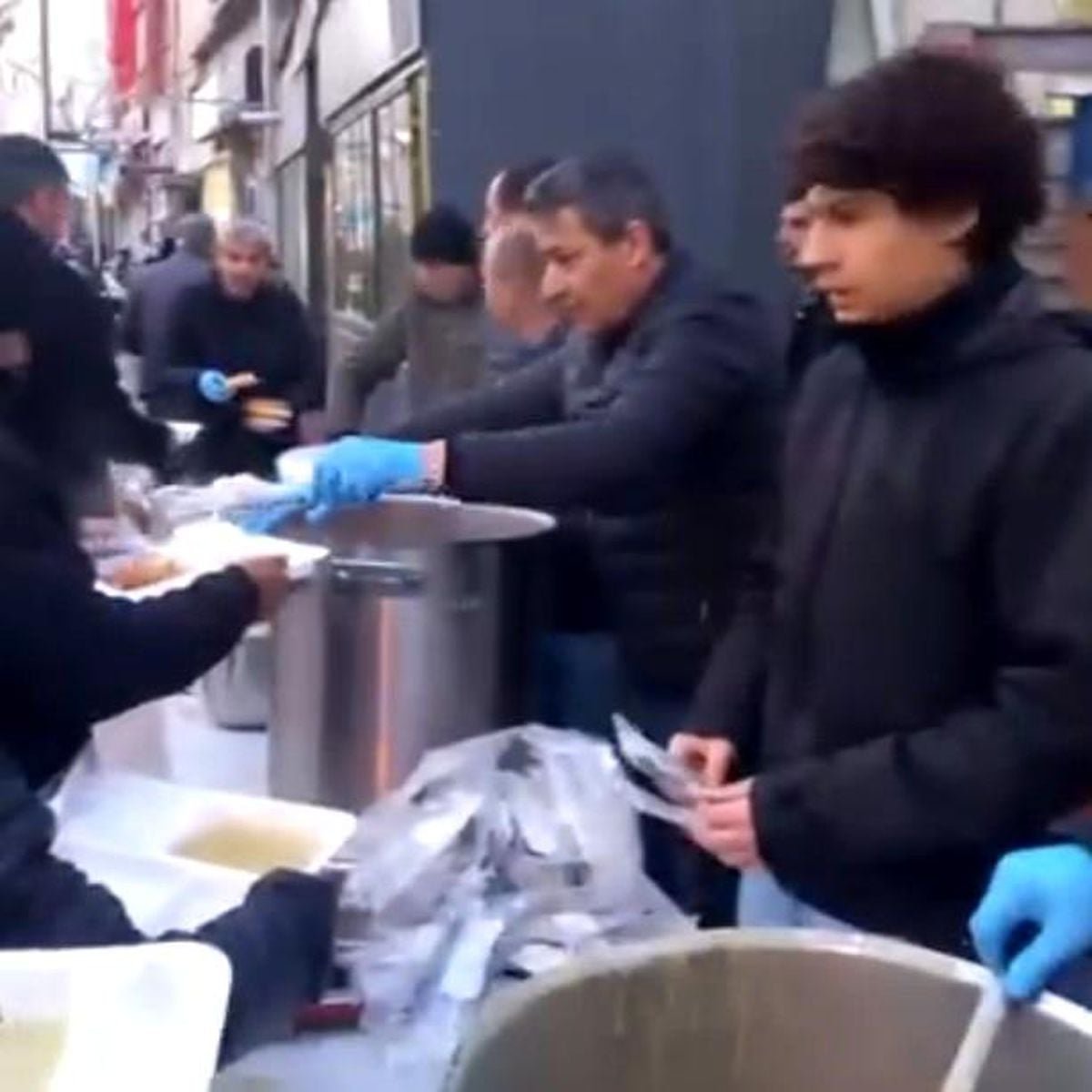 Mahalleli kendi imkanlarıyla bin kişiye iftar verdi