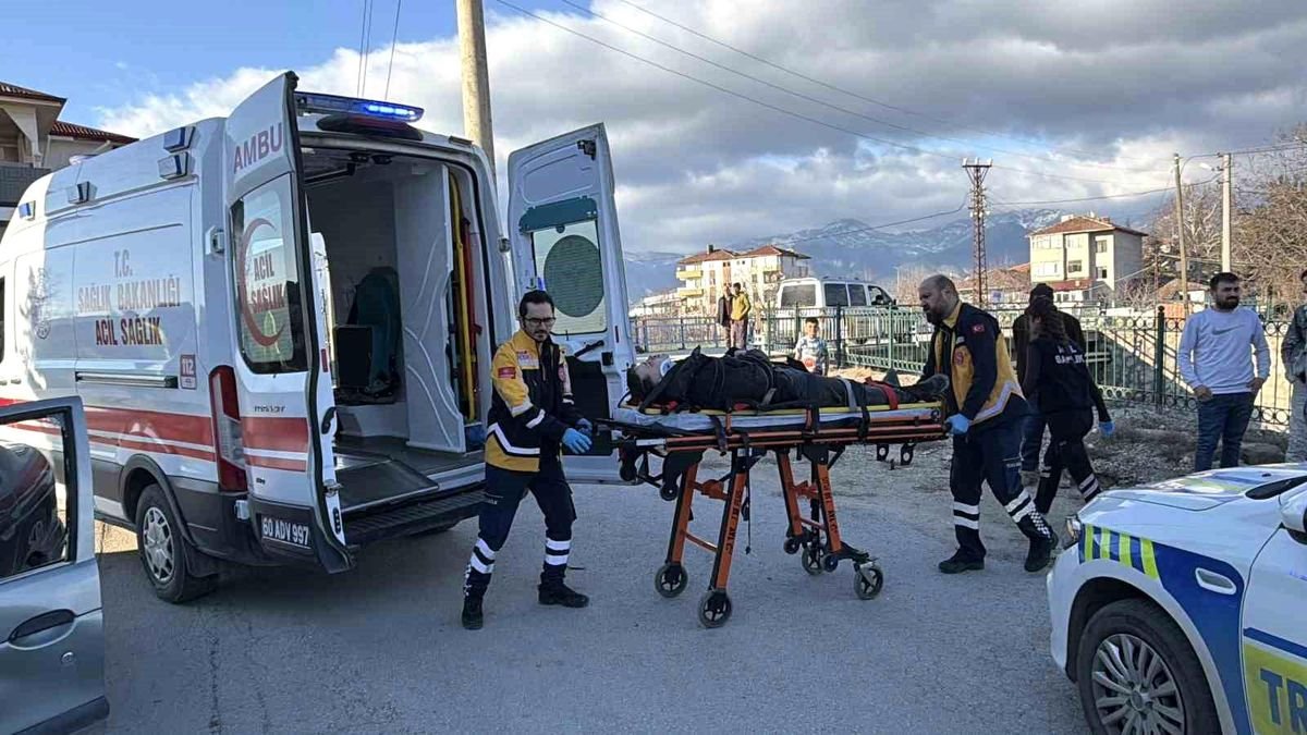 Erbaa'da motosiklet ile otomobil çarpıştı: 2 yaralı