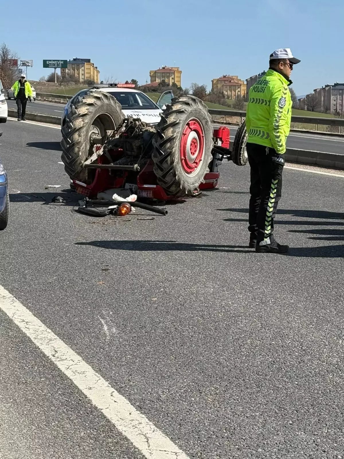 Ahşap elektrik direği taşıyan traktör devrildi: 1 ölü