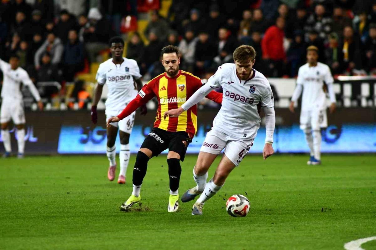 Trendyol Süper Lig: Kayserispor: 0 Trabzonspor: 2 (İlk yarı)