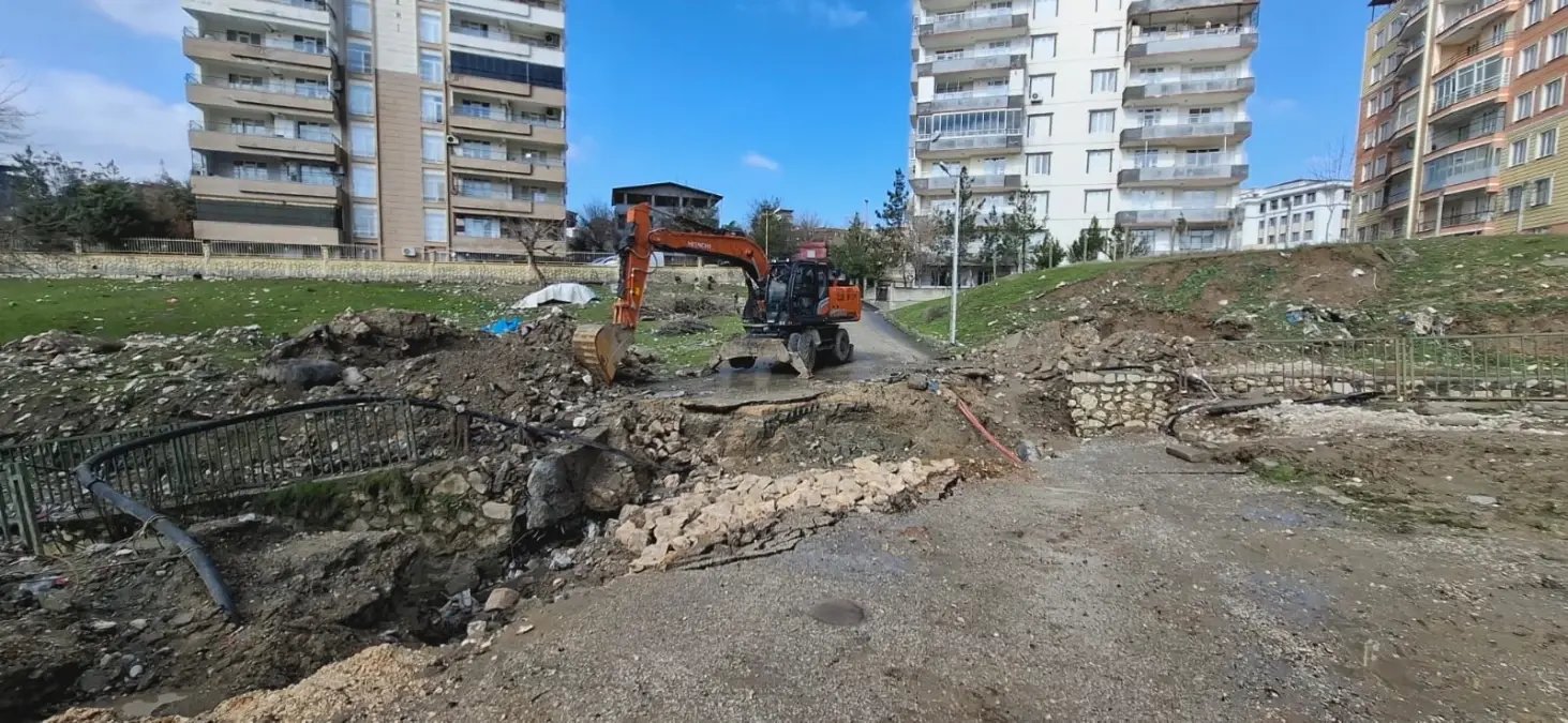 Diyarbakır'da Kuvvetli Yağışlar Menfez Köprüyü Çökertti