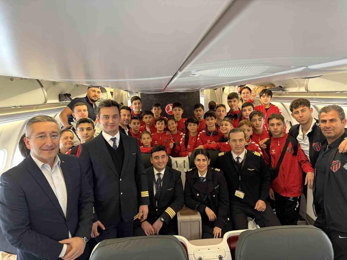 Katar'da mahsur kalan sporcular Türkiye'ye geldi