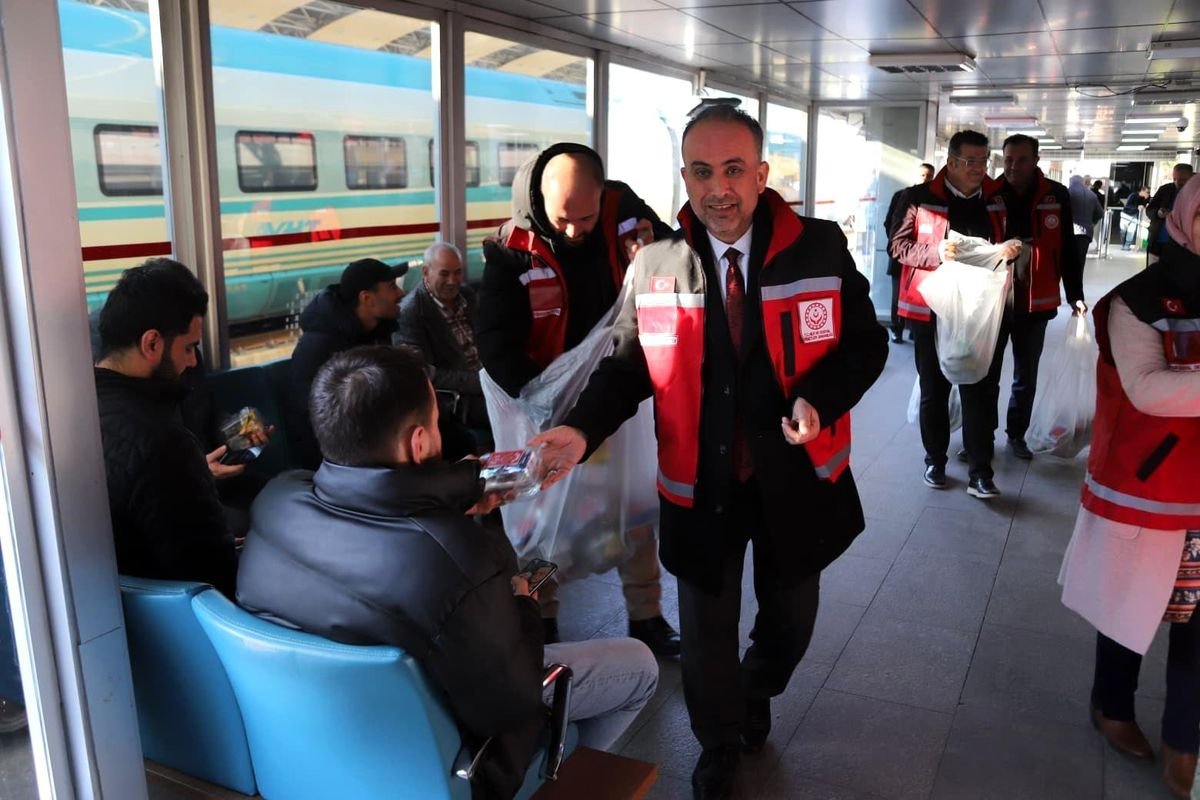 Konya'da iftar vaktine yolda yakalananlara iftarlık ikram edildi