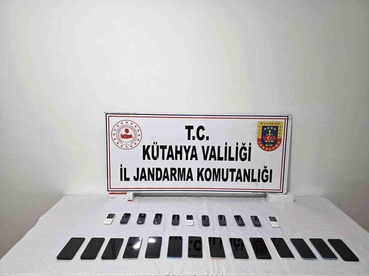 Kütahya'da kaçak telefon operasyonu, 29 telefon ele geçirildi