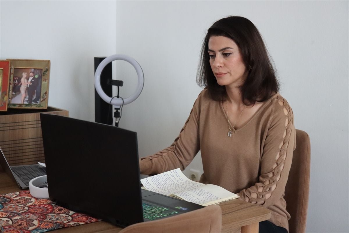 Erzincanlı ev hanımı yapay zekayla müzik, görsel ve dijital içerik hazırlıyor