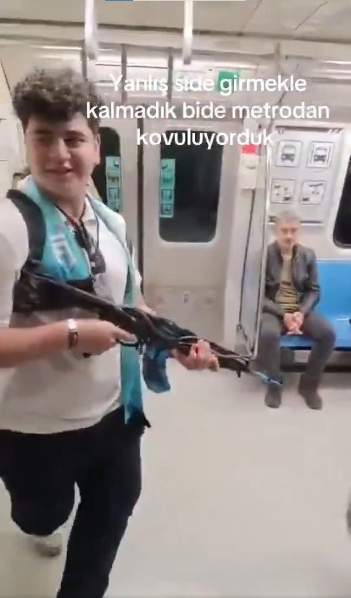 Elindeki oyuncak silahı, metrodaki insanlara doğrulttu