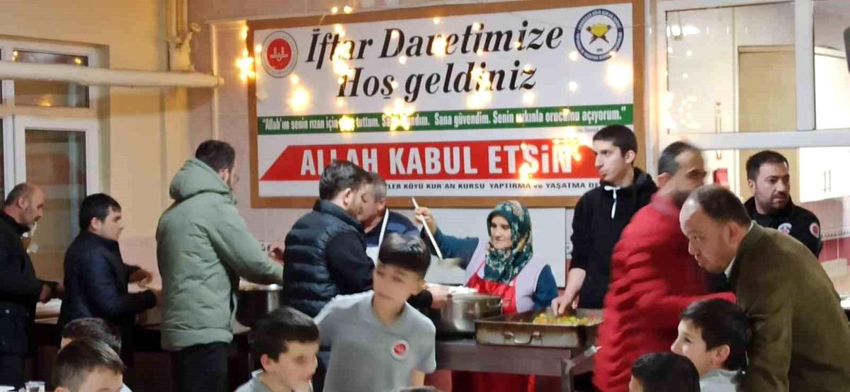 Hafız adayları din görevlileri ile iftar programında bir araya geldiler