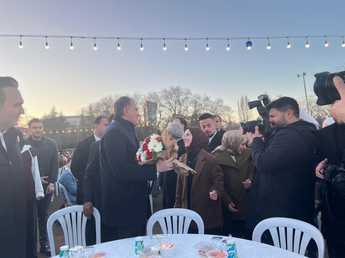 AK Parti Sözcüsü Ömer Çelik, Ankara Üniversitesi'nde öğrencilerle buluştu