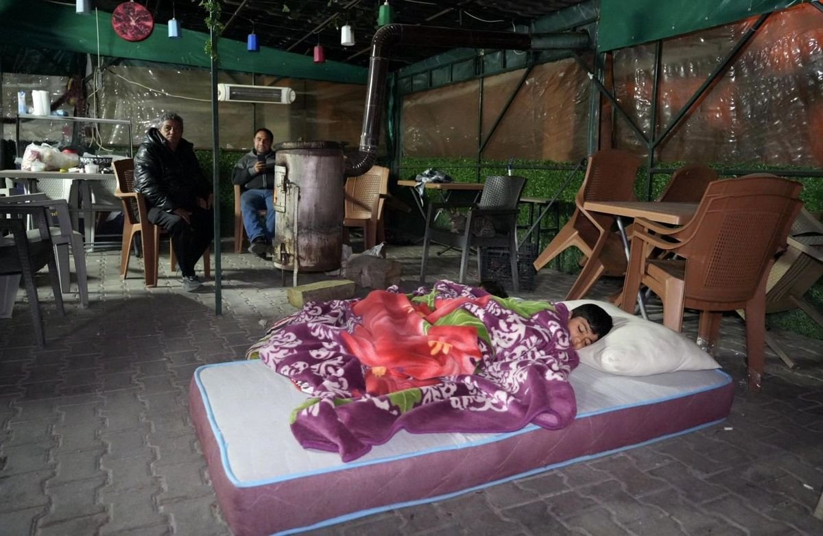 Buldan'da 5.1 büyüklüğündeki depremin ardından yaşanan artçılardan korkan vatandaşlar dışarda sabahladı