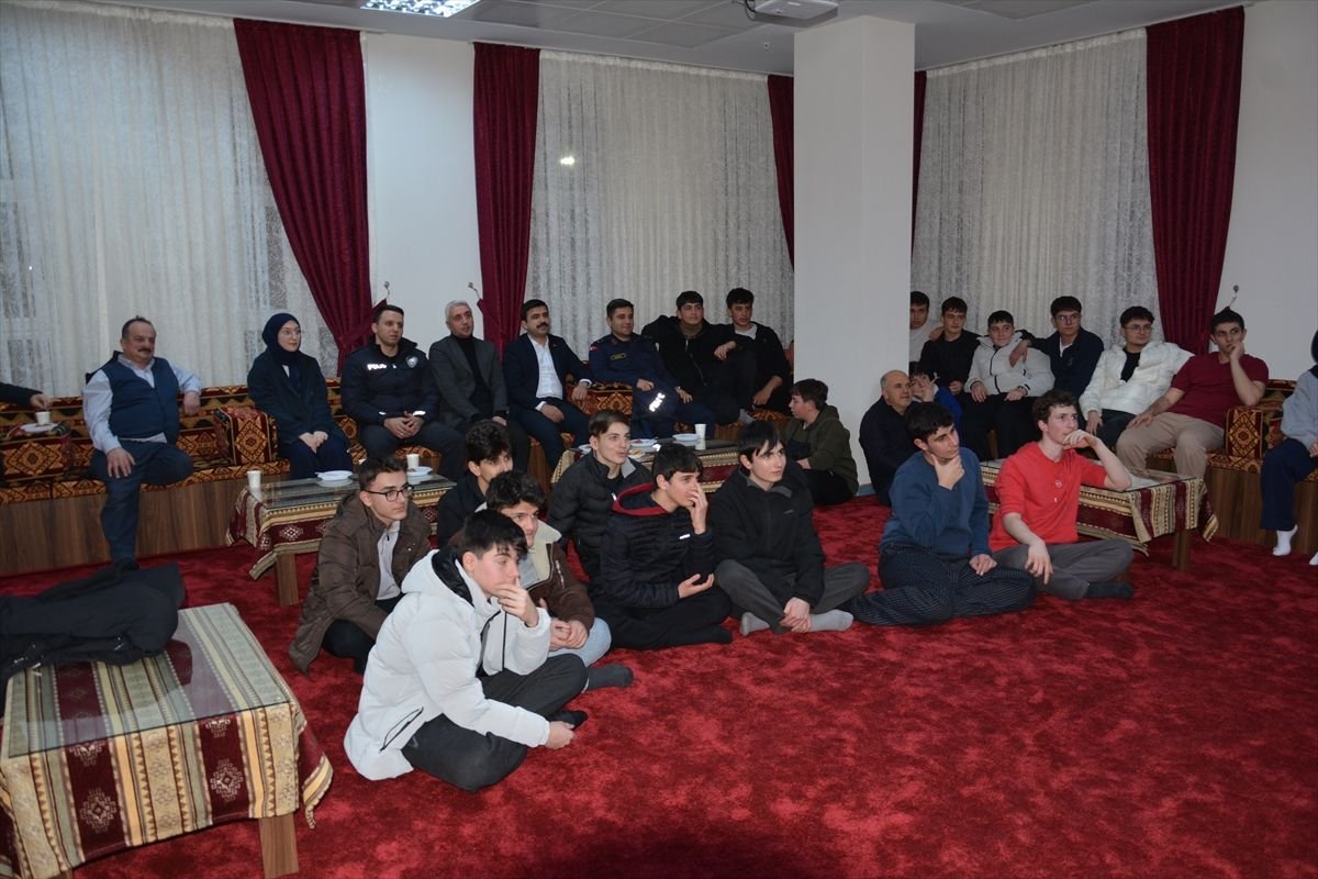 Çaykara Kaymakamı Sapmaz, öğrencilerle iftar yaptı