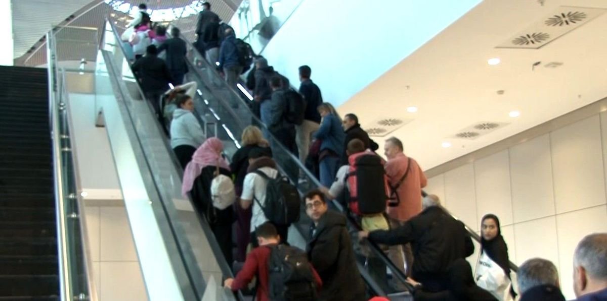 Katar'da mahsur kalan Türk vatandaşları Türkiye'ye döndü