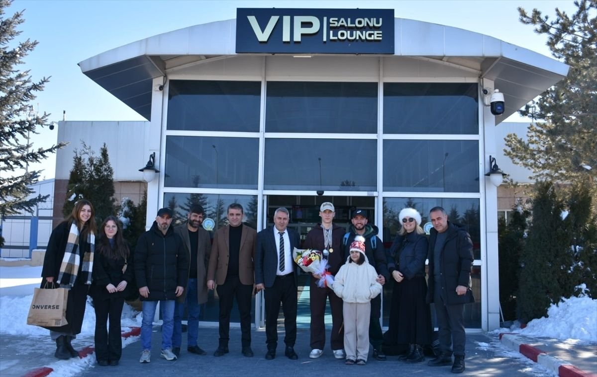 Milli sürat patenci İlyas Karadağ memleketi Erzurum'da çiçeklerle karşılandı