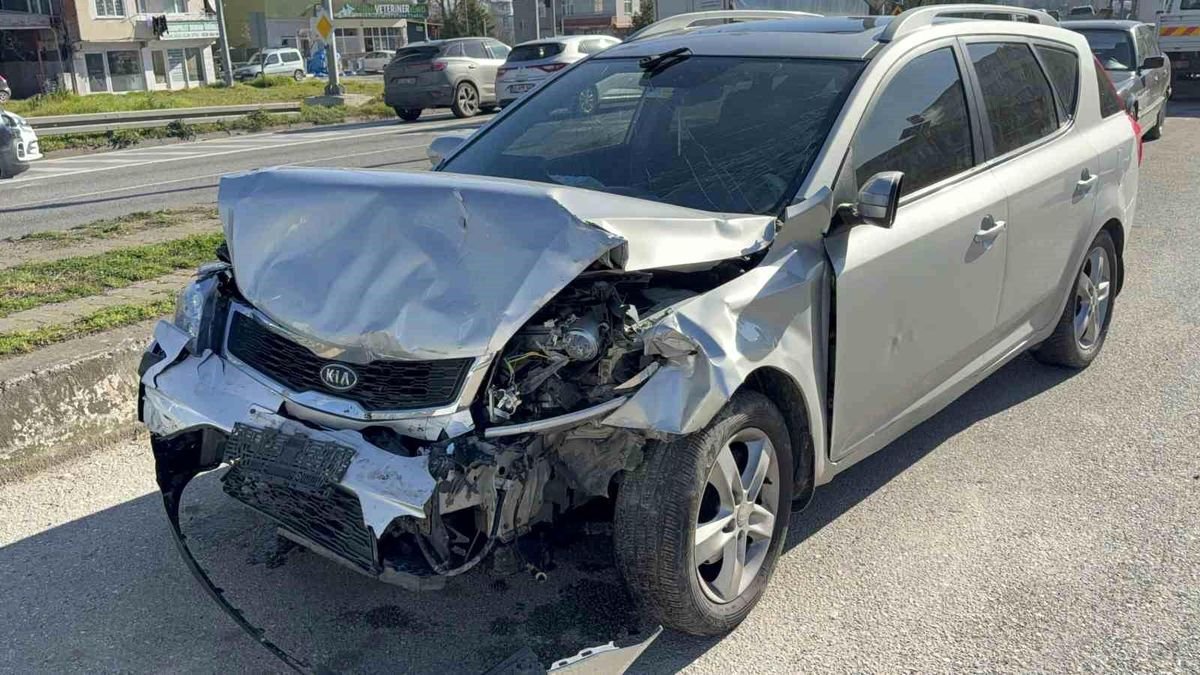 Otomobil hafif ticari araca çarptı: 4 yaralı