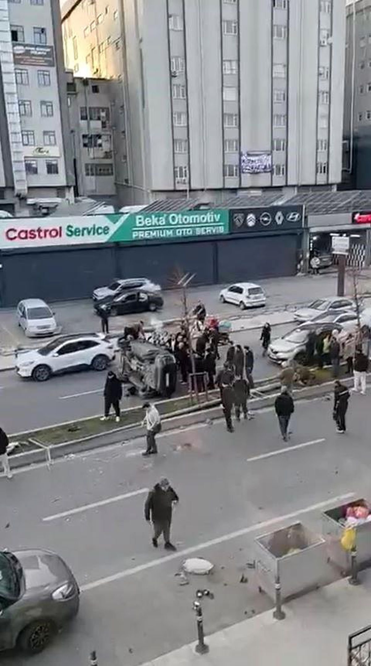 Beylikdüzü'nde direğe çarpan araç takla attı