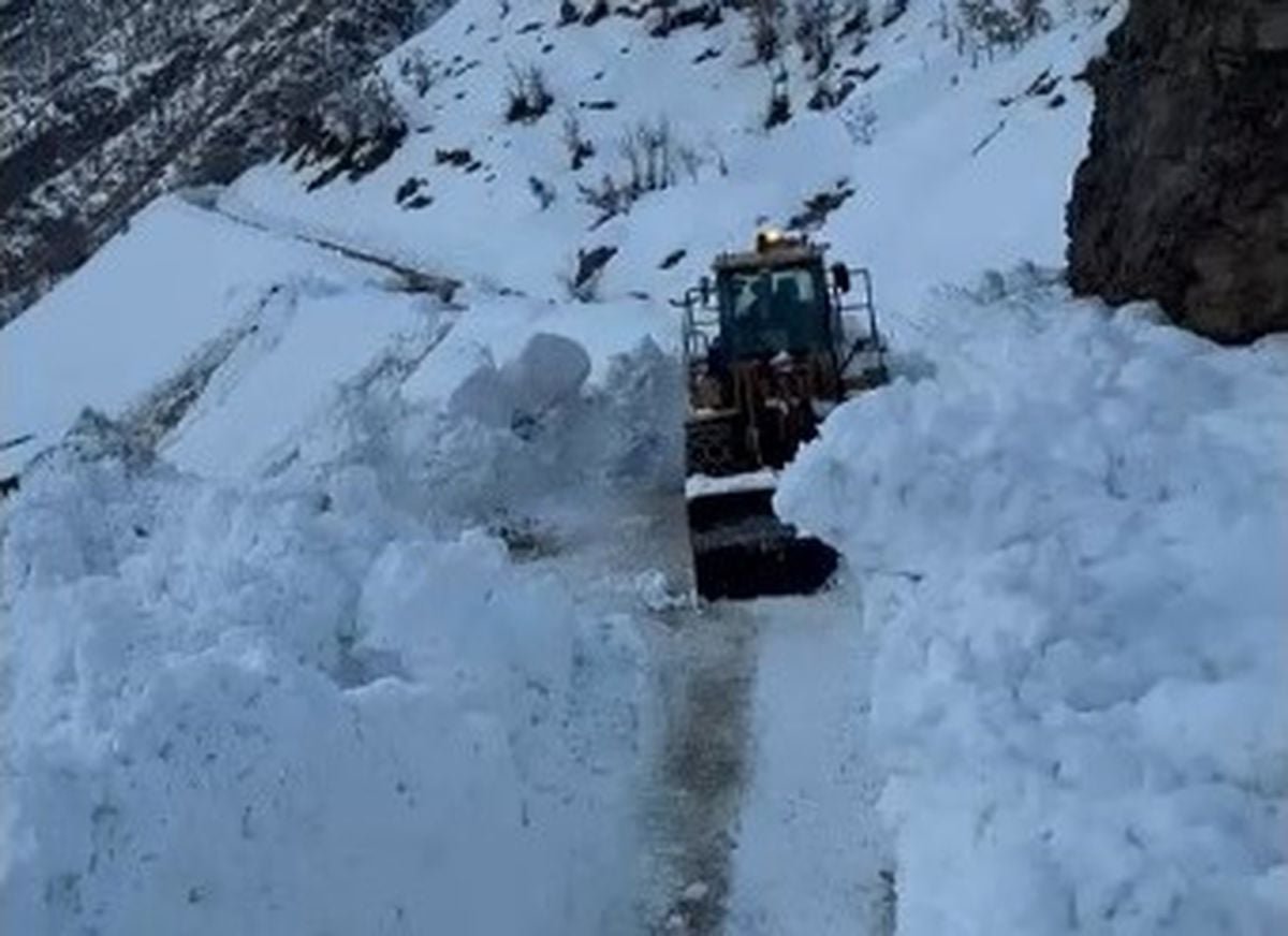 Bitlis'te köy yoluna çığ düştü