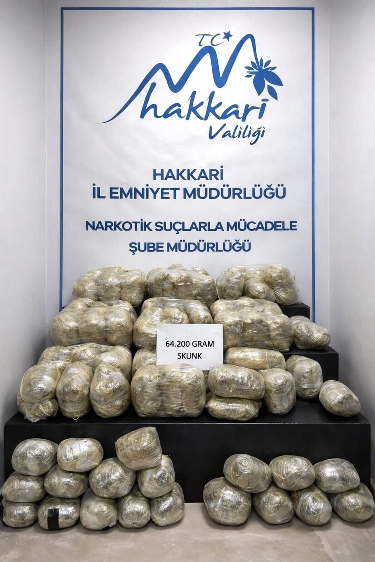 Hakkari'de 64 kilogram uyuşturucu ele geçirildi
