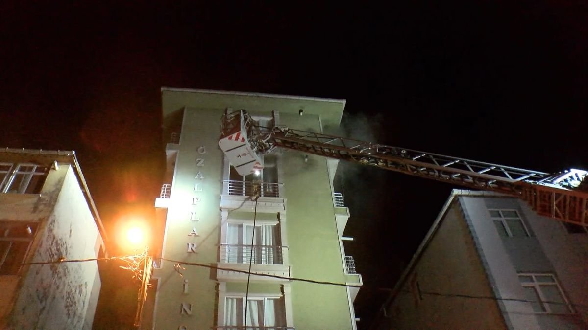 Ümraniye'de 5 katlı binada çıkan yangın söndürüldü