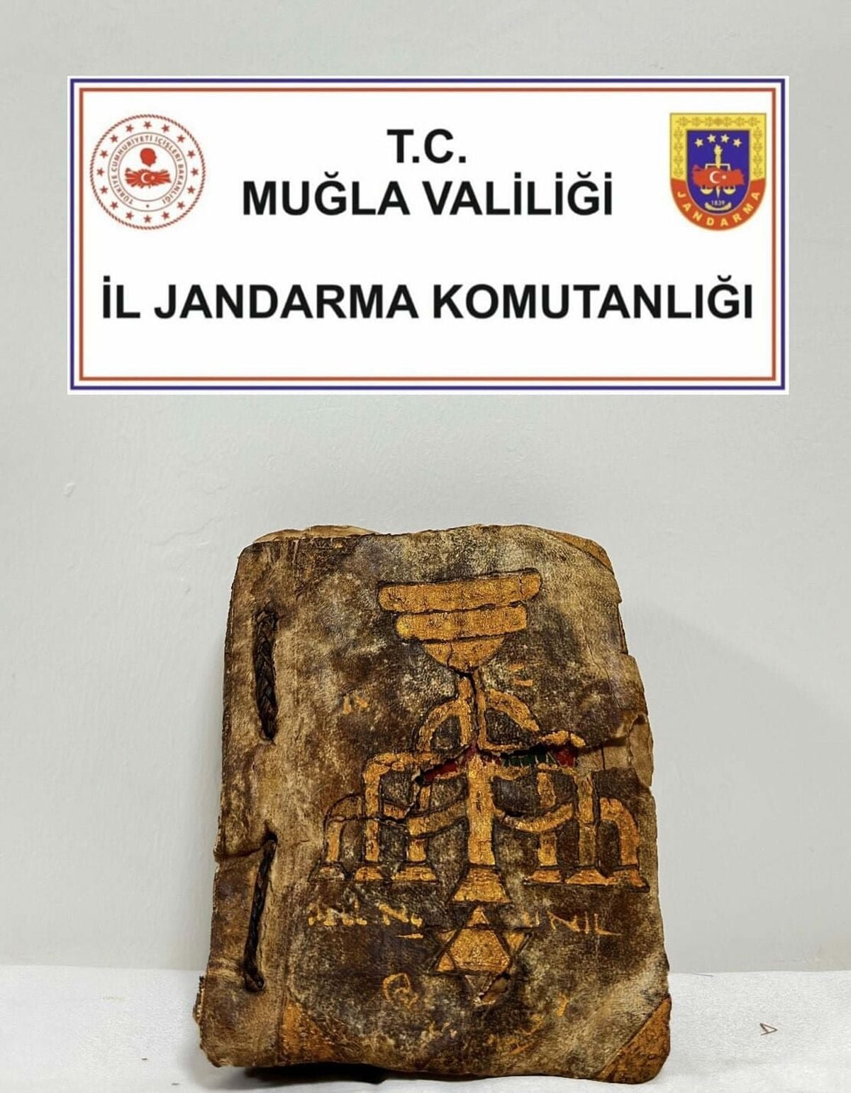 Muğla'da 15. Yüzyıla Ait Yaldızlı Tevrat Ele Geçirildi