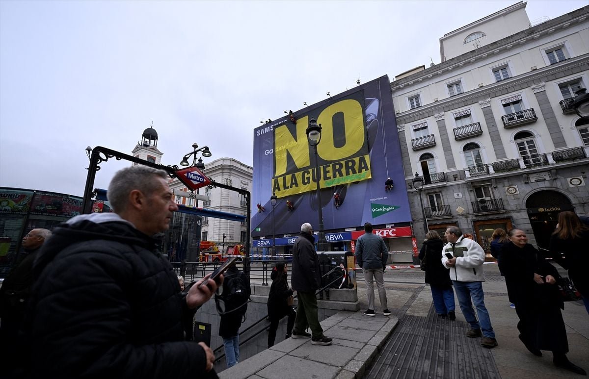 Çevre örgütü Greenpeace Madrid'in merkezinde "Savaşa hayır" pankartı açtı
