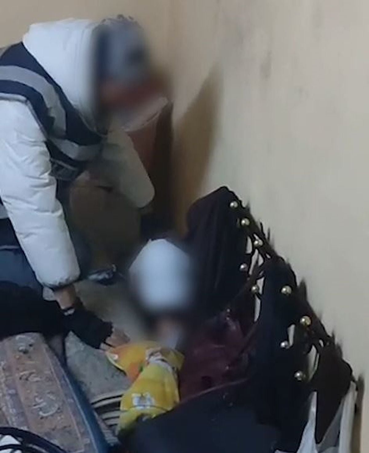 Cinsel istismar hükümlüsü halıların arasında saklanırken yakalandı