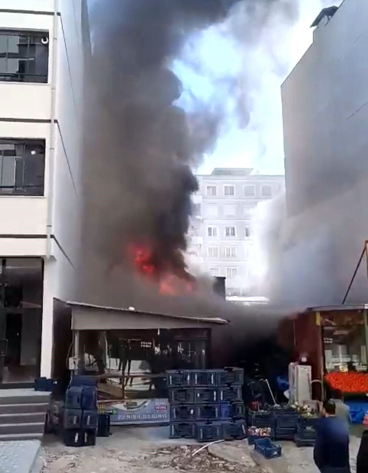 Kahramanmaraş'ta manavda çıkan yangını itfaiye söndürdü