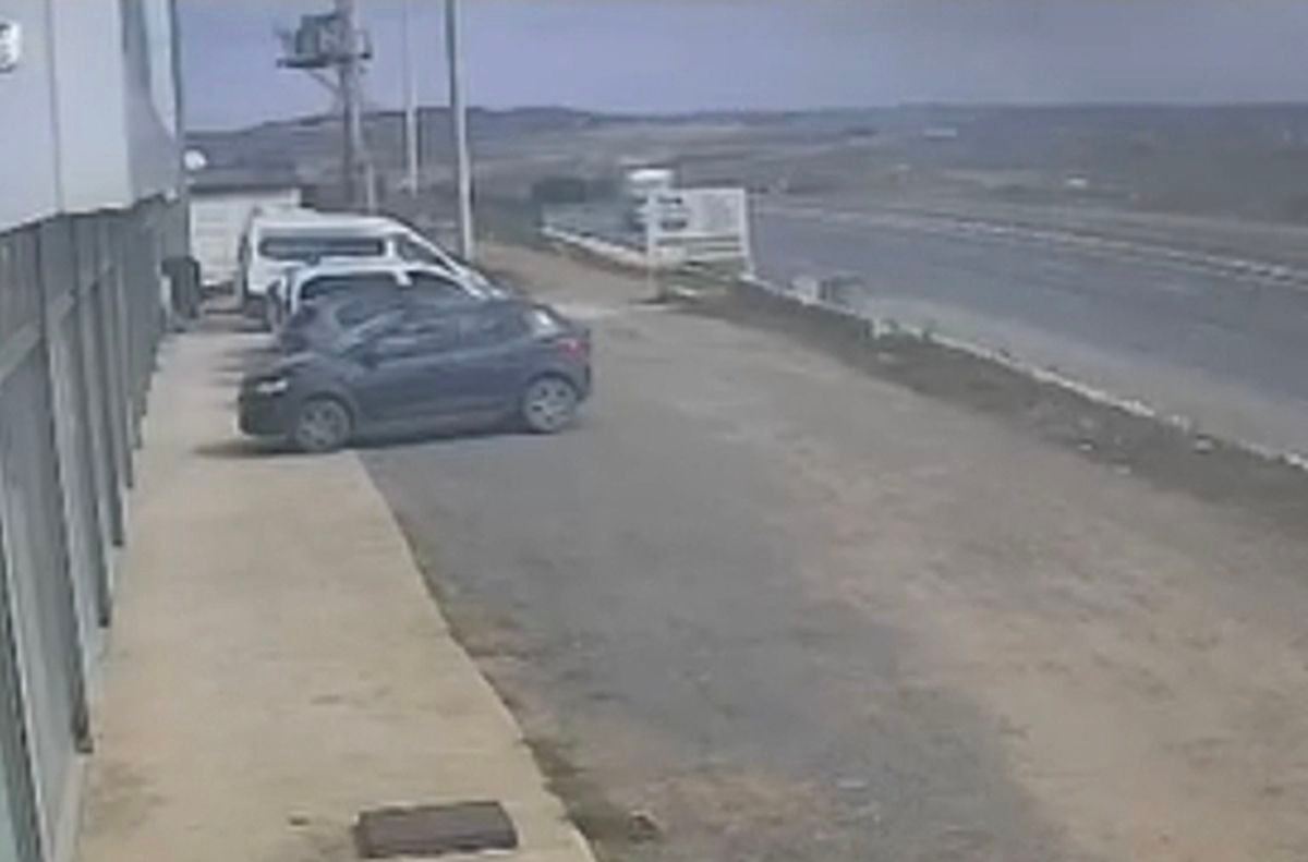 Çatalca'da kamyonun refüje çarptığı kaza kamerada