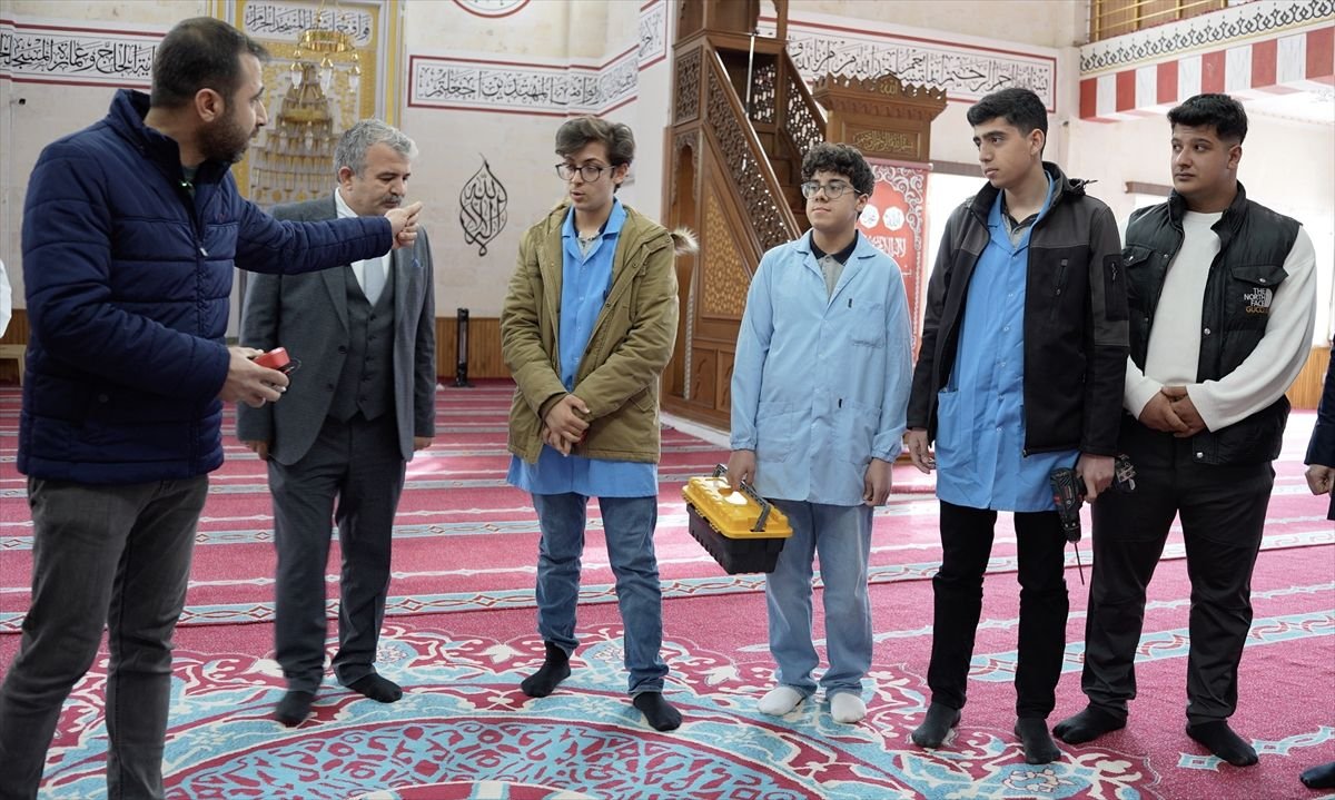 Meslek lisesi öğrencileri ramazanda camilerin bakım ve onarımını yapıyor