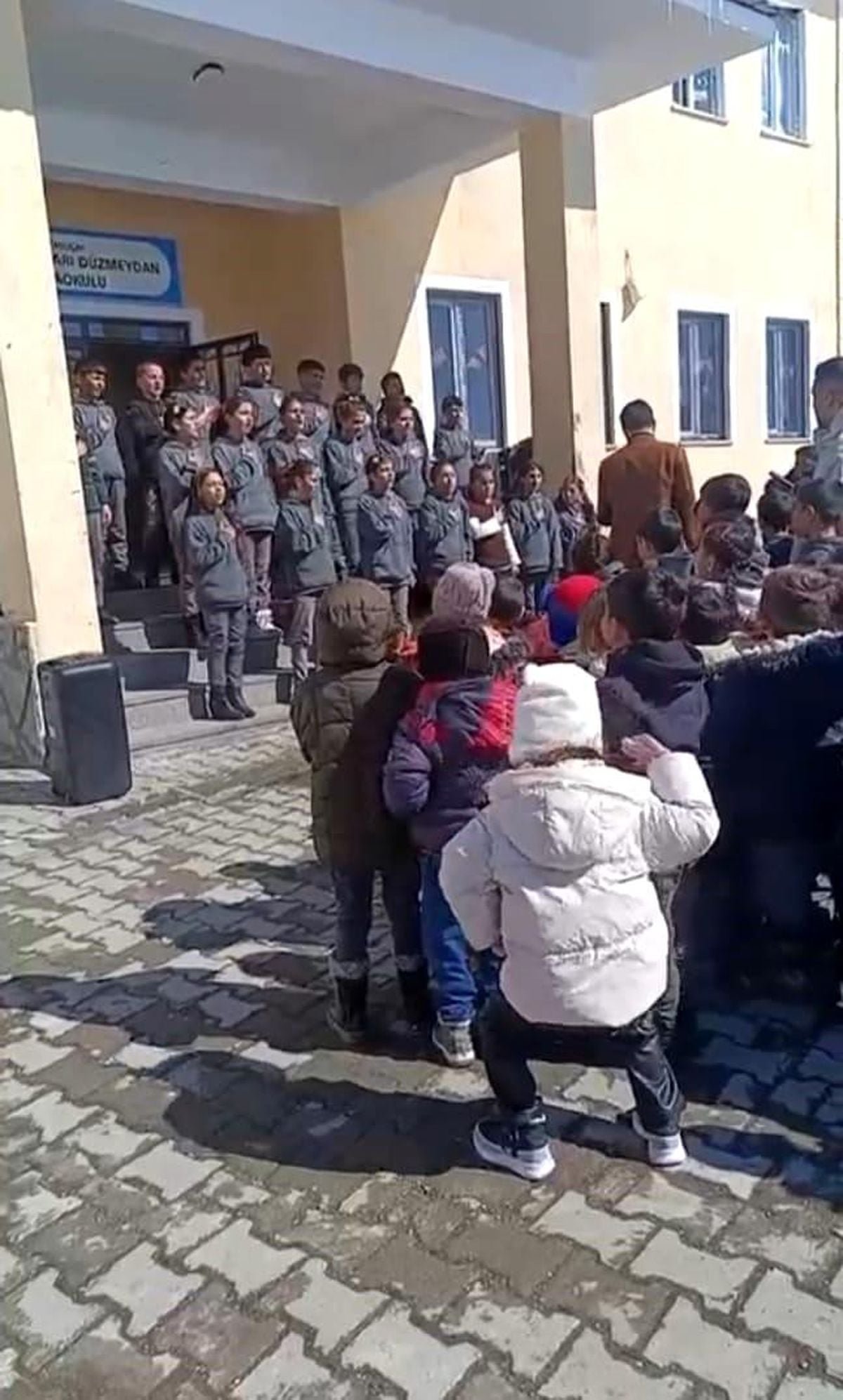 Taşlıçay'da Ramazan etkinliğinde minik kızın ilahiye eşliği tebessüm oluşturdu