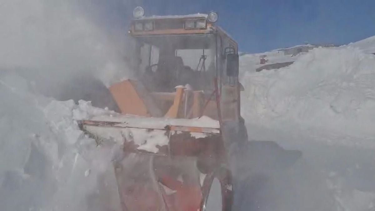 Kars'ta 3 Metreye Ulaşan Kar Kütleleri Rotatifle Temizleniyor
