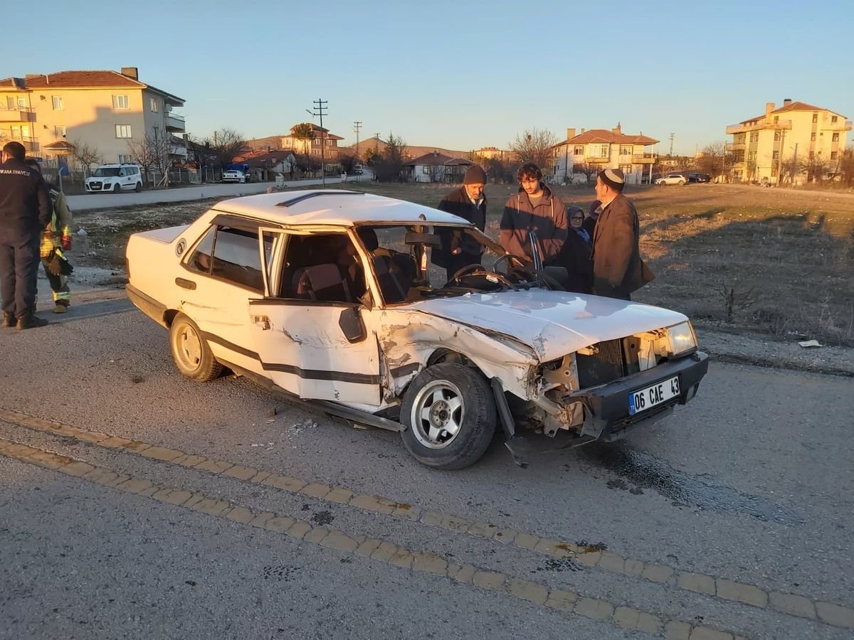 Ankara'da Otomobil ile Ticari Araç Kafa Kafaya Çarpıştı: 3 Yaralı