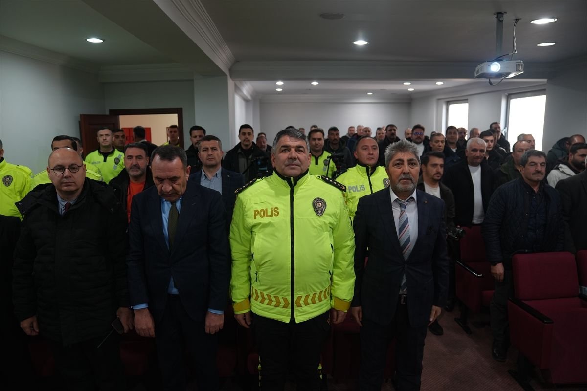 Trafik Kanunu'ndaki düzenleme sonrası Erzurum'da ilk ceza bir polise kesildi