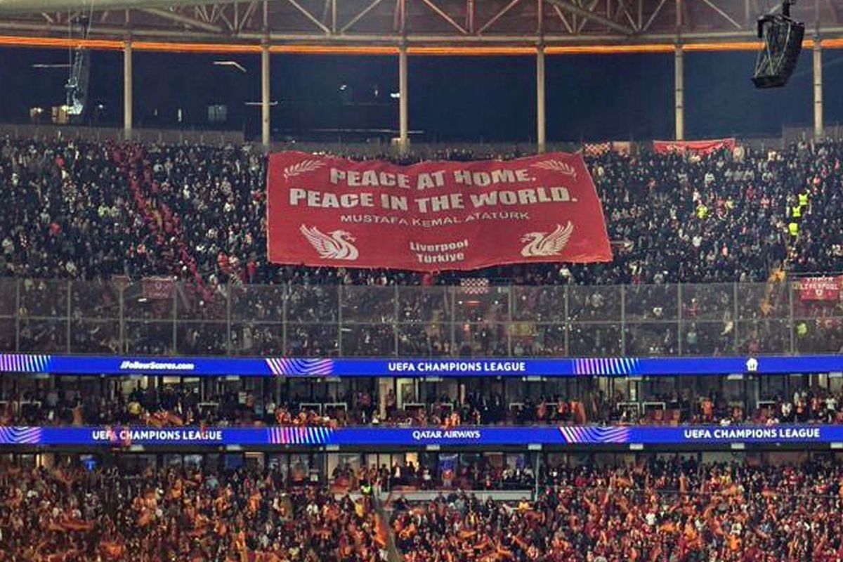 Liverpool taraftarlarından maça damga vuran Atatürk pankartı