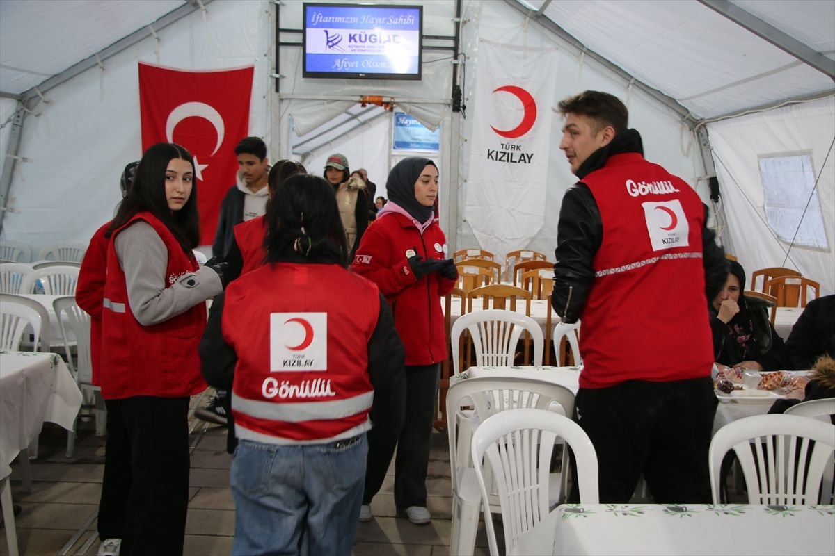 Türk Kızılayı gönüllüleri iftar çadırında görev alıyor