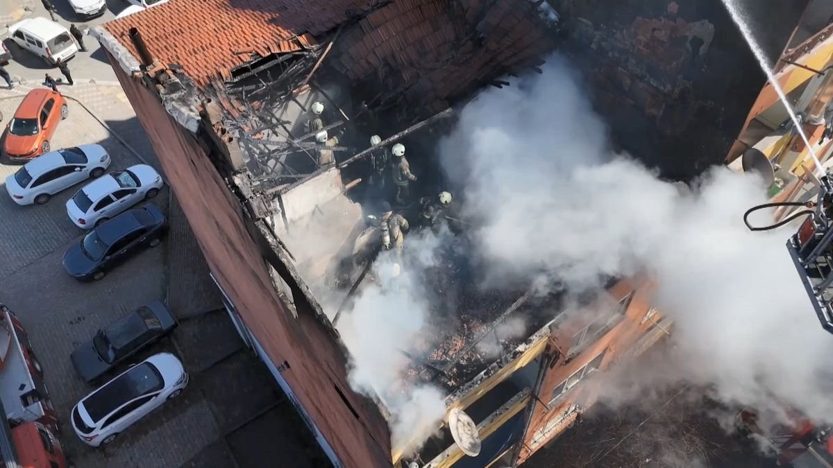 Esenler'de 4 katlı binanın çatı katında çıkan yangın söndürüldü