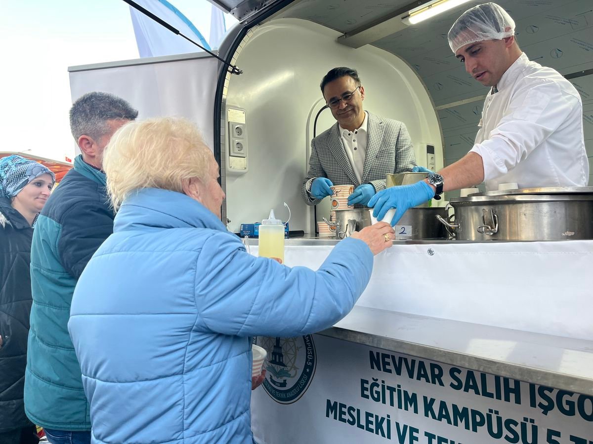 İzmir'de meslek lisesi öğrencilerinden kendi hazırladıkları yiyeceklerle bin kişilik iftar