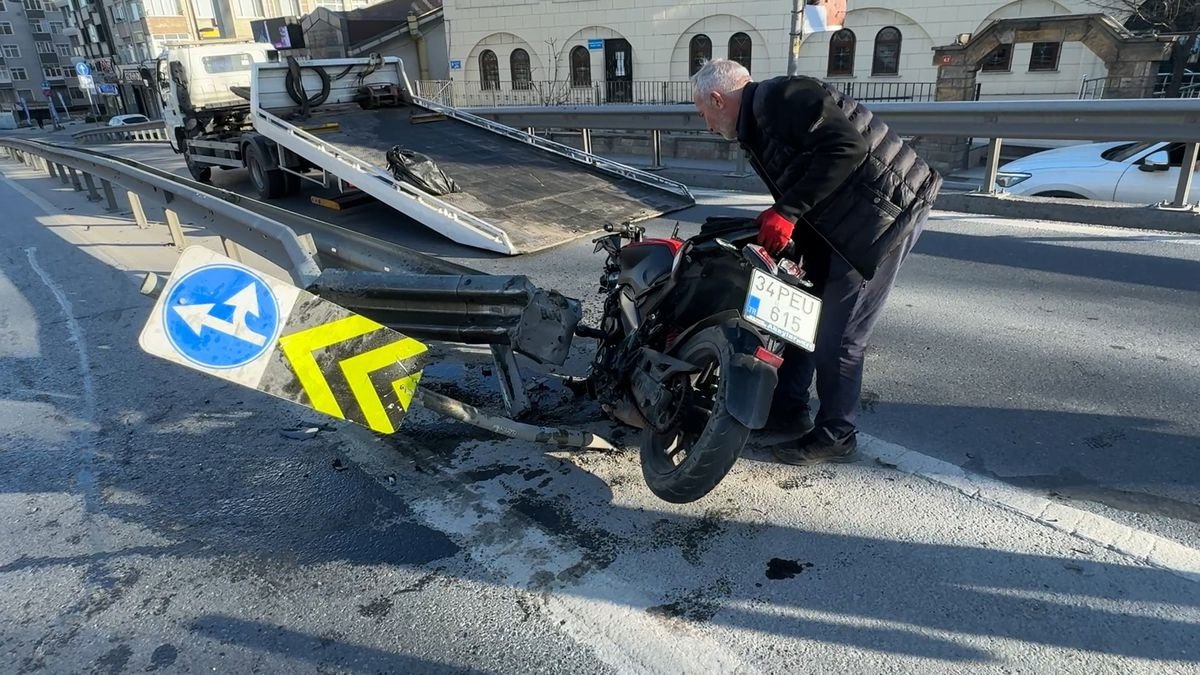 Avcılar'da bariyere çarpan motosiklet sürücüsü ağır yaralandı