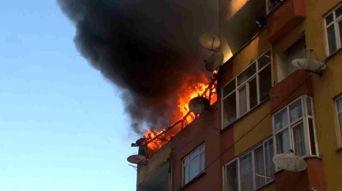 Esenler'de 4 katlı binanın çatısı alev alev yandı