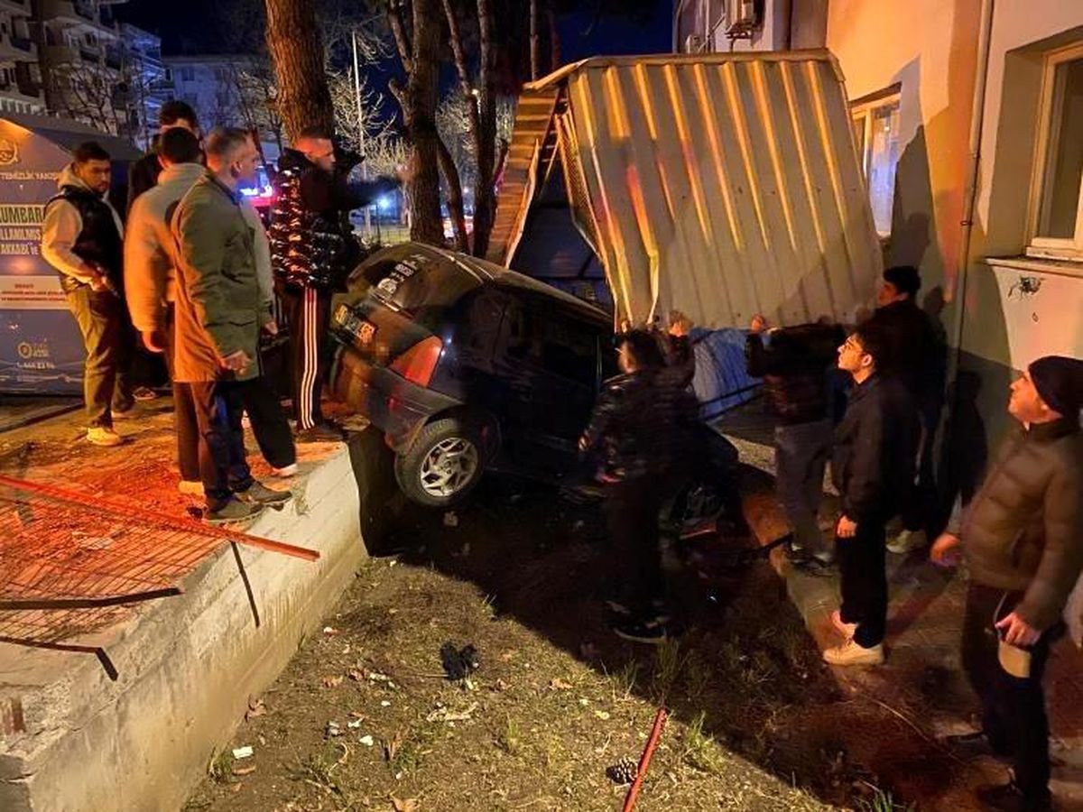 Bursa'da kontrolden çıkan araç apartmanın bahçesine savruldu