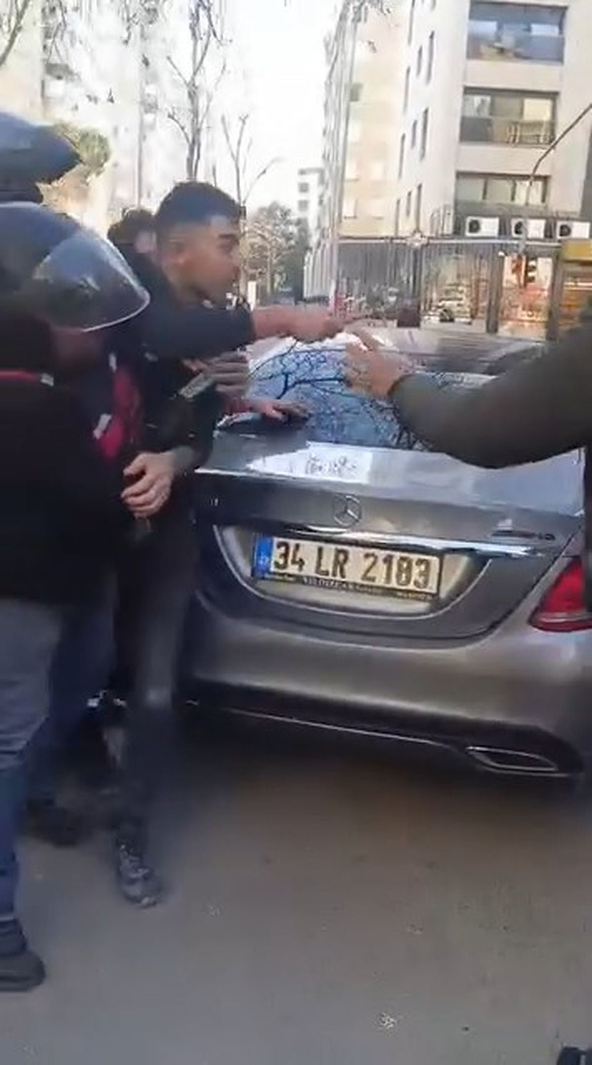 Kadıköy'de yol verme tartışmasında kamyonet şoförüne demir çubukla saldırdılar