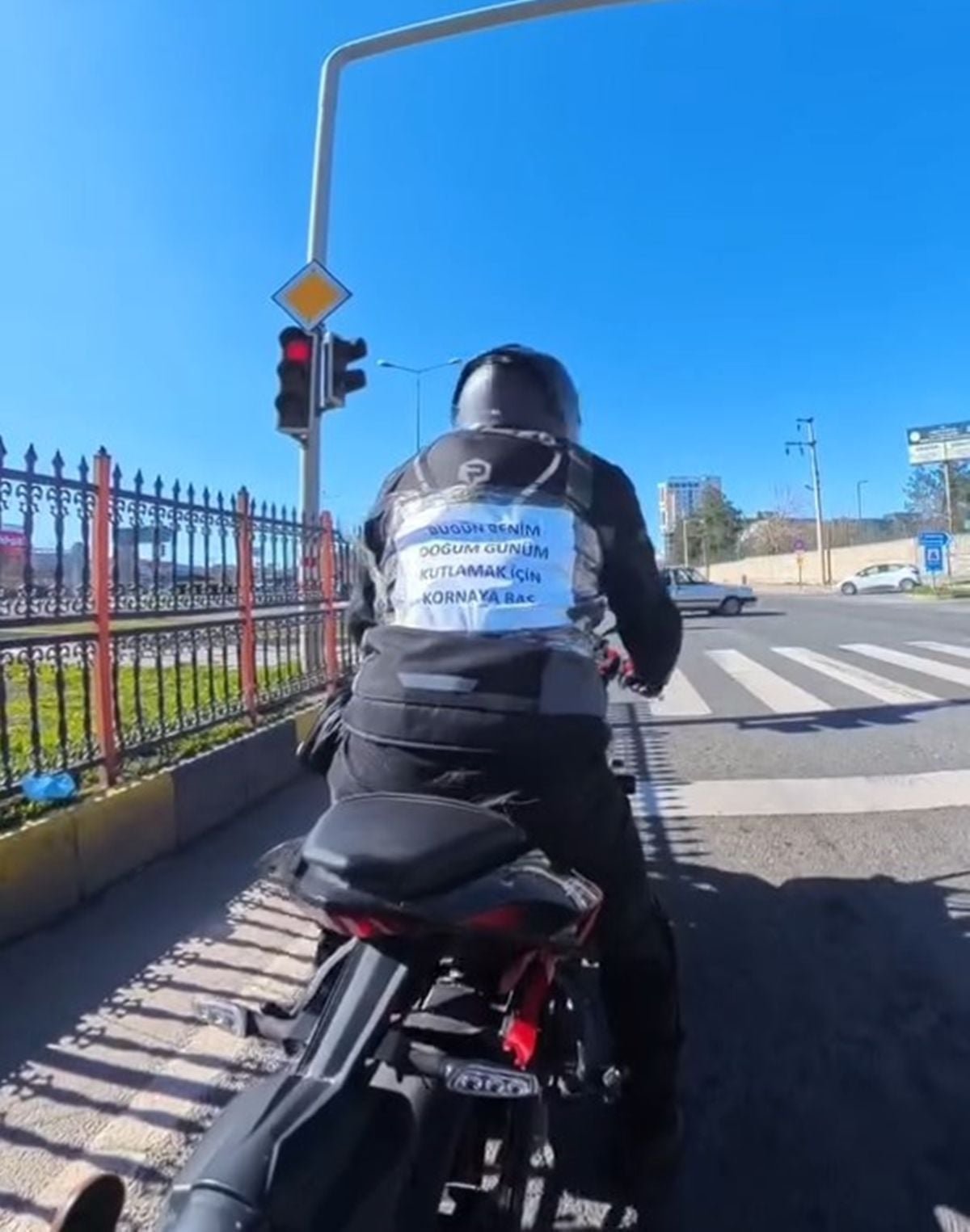 Motosikletlinin 'doğum günü' çağrısına sürücülerden kornalı kutlama