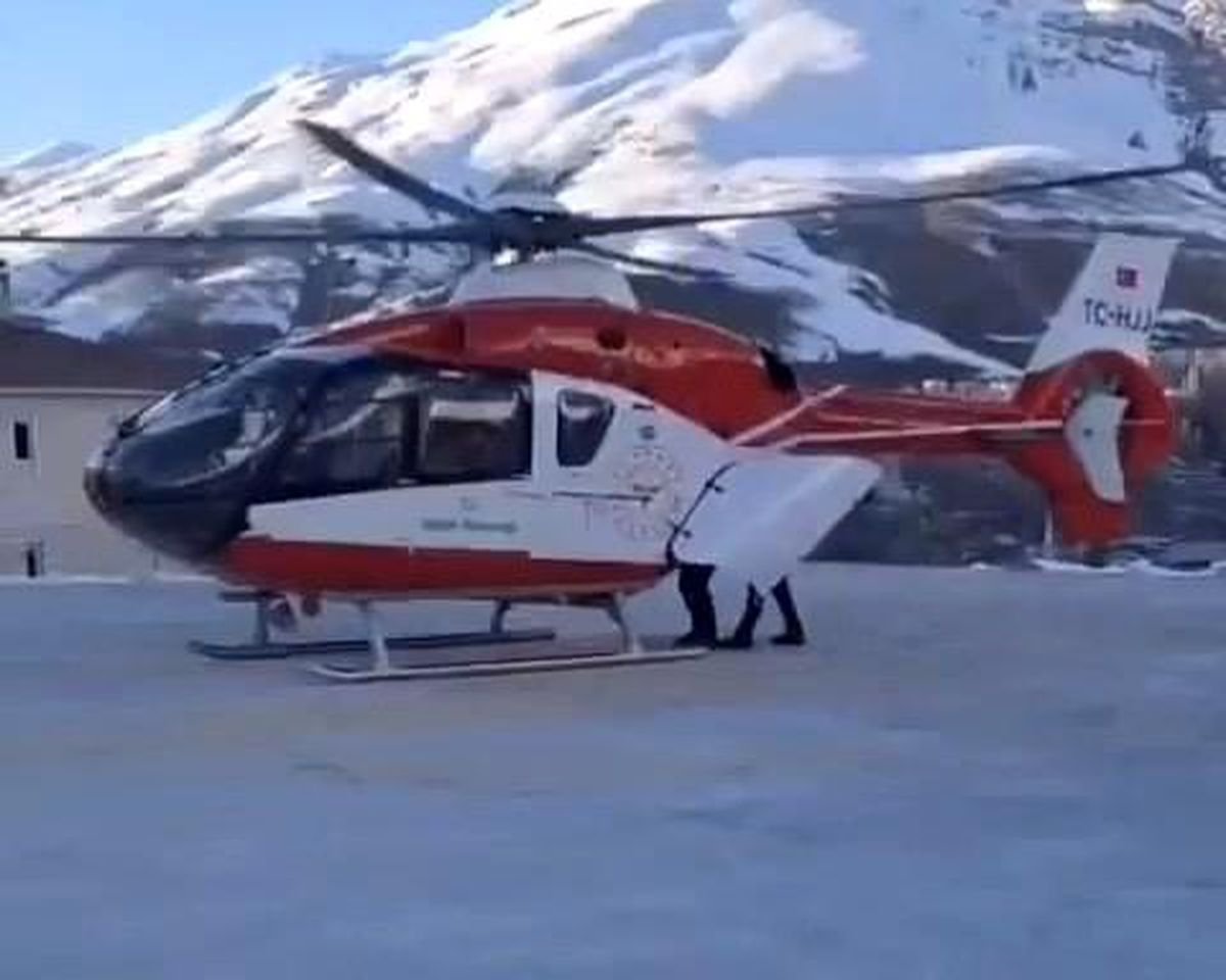 Bahçesaray'daki minik hasta helikopter ambulansla Van'a sevk edildi
