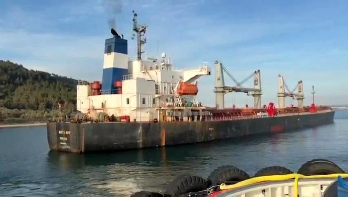 Çanakkale Boğazı'nda makina arızası yapan gemi karaya oturdu