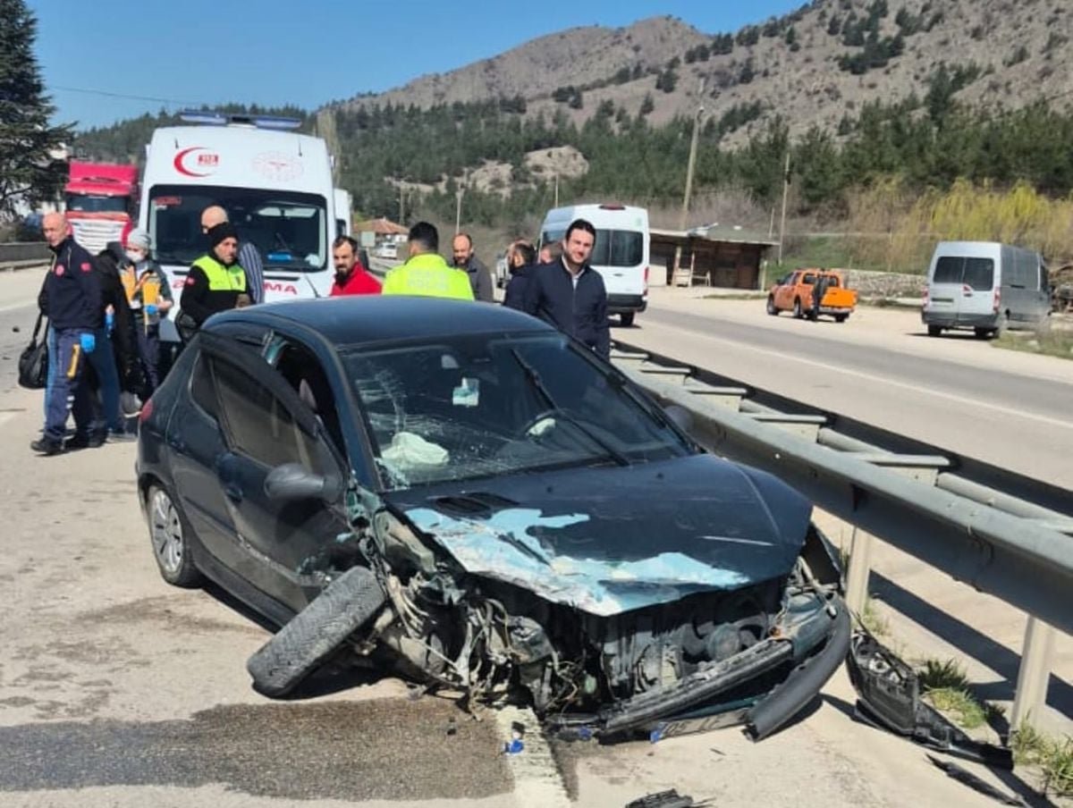 Amasya'da Otomobil ile Kamyonet Çarpıştı: 3 Yaralı
