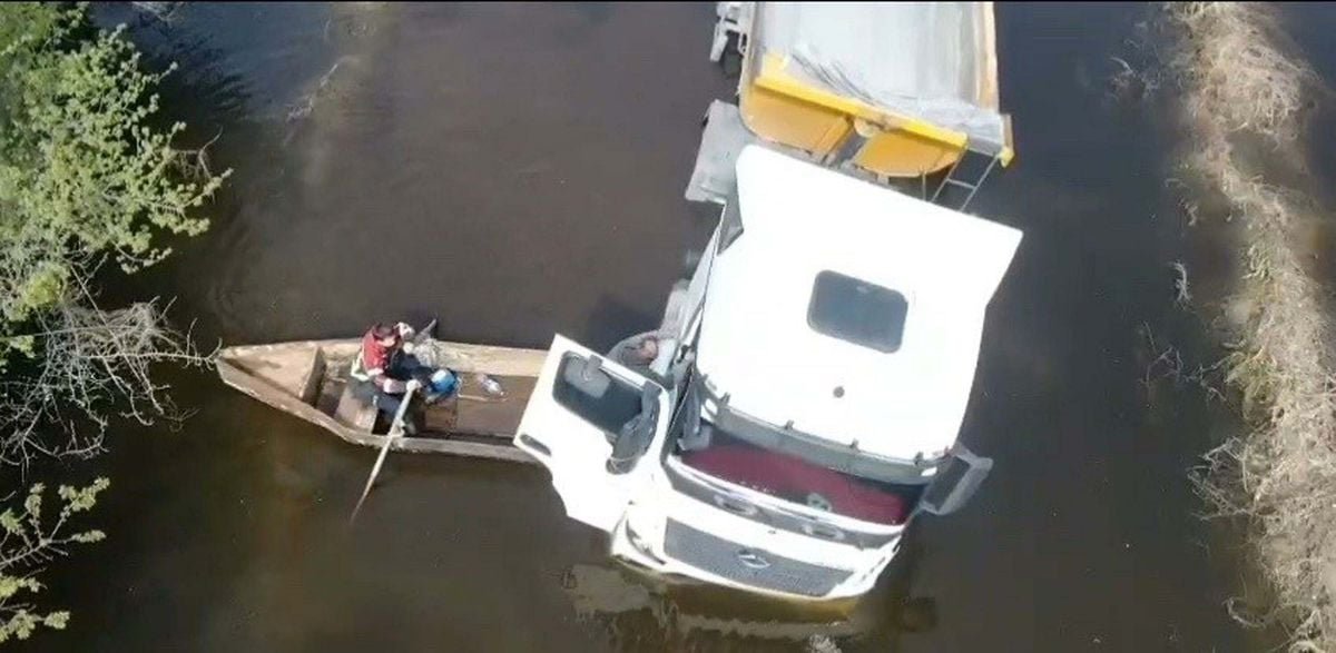 Suyla dolan yolda mahsur kalan TIR şoförü sandalla kurtarıldı