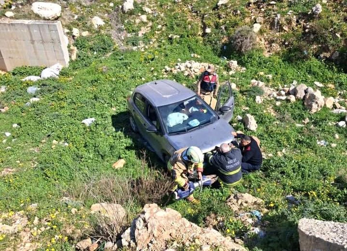 Defne'de uçurumdan yuvarlanan otomobil sürücüsü yaralandı