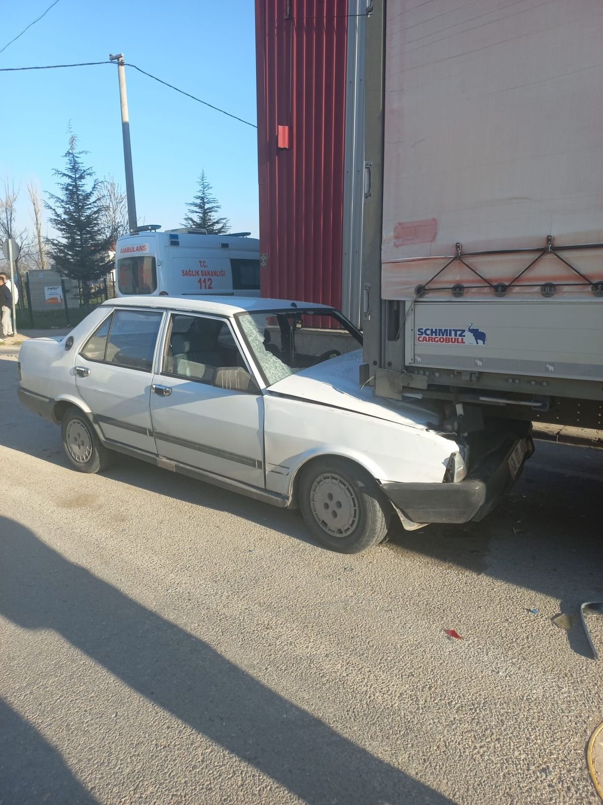 İnegöl'de Kontrolden Çıkan Otomobil TIR'a Çarptı: 1 Yaralı