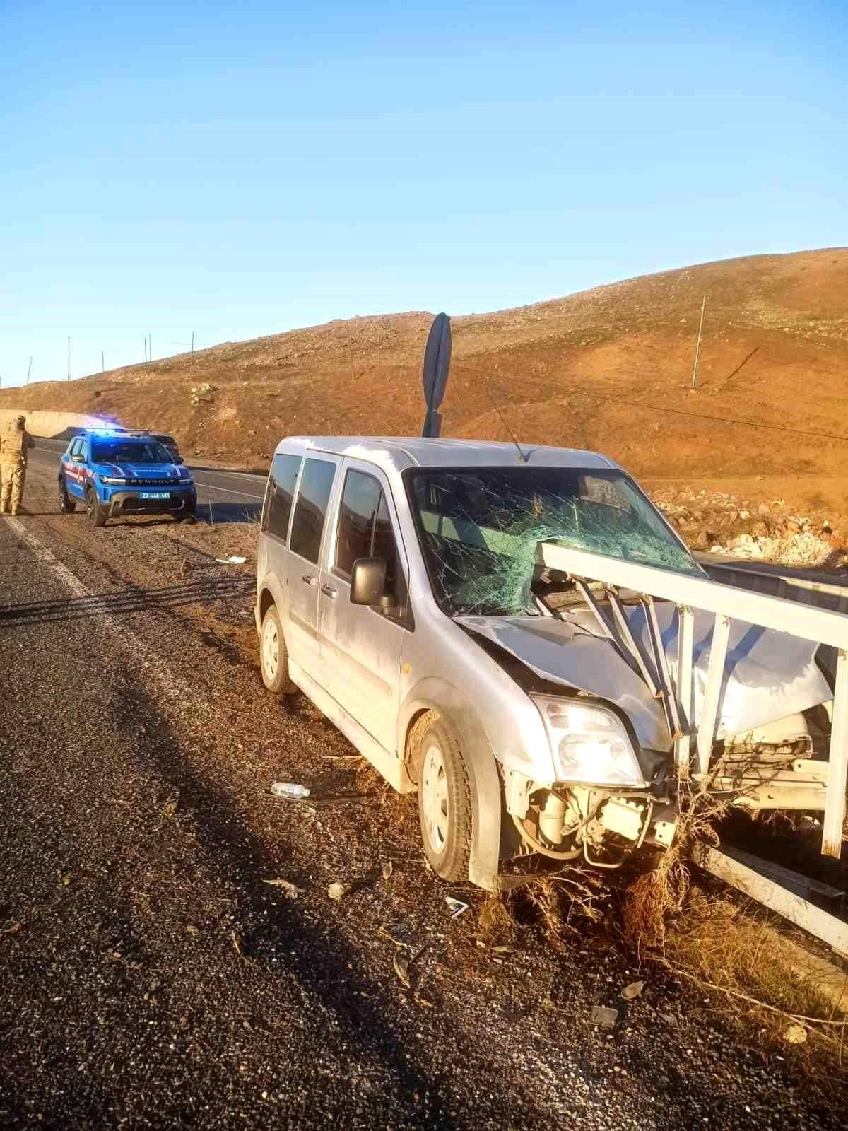 Elazığ araç bariyerlere ok gibi saplandı: 2 yaralı