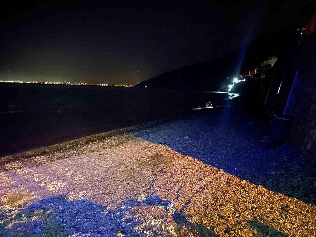 Balık tutmak için açılan kayık battı, baba-oğul ölümden döndü